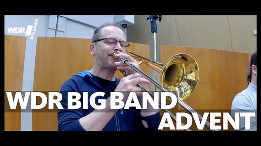 For the the third Sunday of Advent our trombone section found a corner in Studio 4 to play a German Advent tune. "Wir sagen euch an den lieben Advent" stems from the 1950's and traditionally includes the lighting of candles, passing the flame from one to another. This arrangement was written by Paul Raab. Recorded live in Studio 4. Ludwig Nuss - trombone Raphael Klemm - trombone Andy Hunter - trombone Mattis Cederberg - bass trombone --------------------- Für den dritten Adventssonntag hat unser