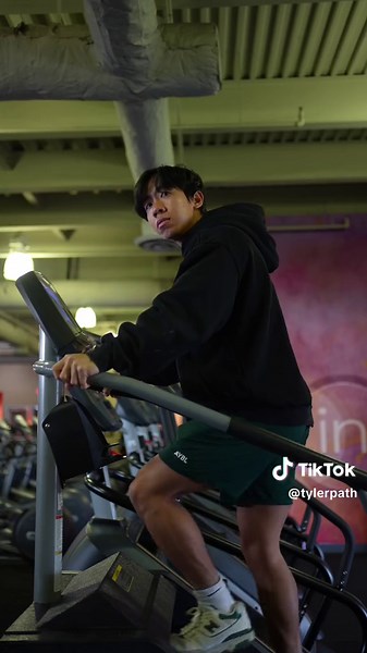 I’ve previously received some out of context criticism about my advice on stair master so here is the full breakdown: 1) you will be burning less calories if you lean over the guardrails — you’re better off slowing the speed or… 2) lightly touch / grab onto the guardrail to avoid losing your balance (but again, don’t just lean on it or you’re making the session less efficient) 3) the goal is to make your cardio sessions more efficient — that is burn more calories in less time! #fyp #fitness #gym