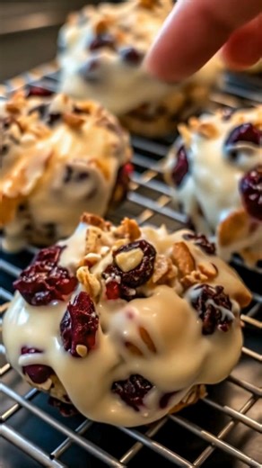 White Chocolate Cranberry Nut Clusters | Sweet, Crunchy & Perfect for Gifting 🎁🍒 These little holiday clusters are so easy to make and packed with festive flavors — tart dried cranberries, crunchy nuts, and crispy cereal all coated in creamy white chocolate. They’re the perfect no-bake treat for cookie swaps or last-minute gifts ❤️ Ingredients: 1½ cups white chocolate chips or melting wafers ¾ cup dried cranberries ½ cup chopped almonds or pecans 1 cup cornflakes or crispy rice cereal 1 tsp va