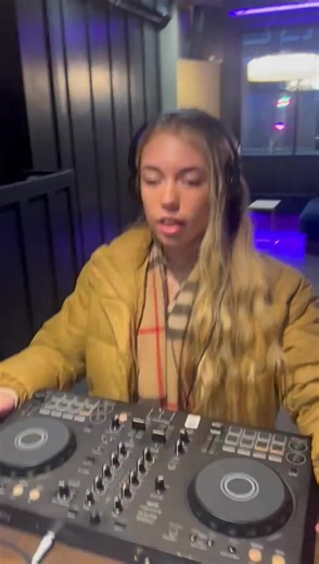 Unforgettable DJ Lesson with DJ Anais