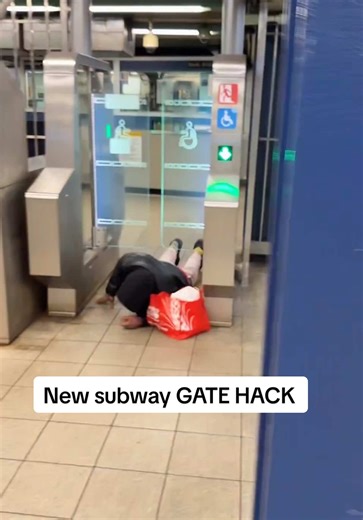 NEW SUBWAY GATES FAIL !! @MTA #mta #nycsubway #fyp #nyc #fail @WhatIsNewYork @SubwayCreatures