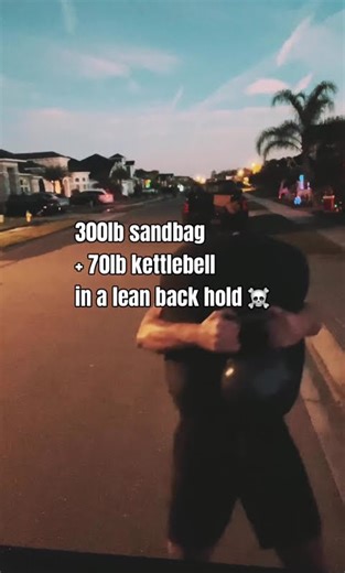 Hold & Carry 😏 #sandbagtraining #kettlebell