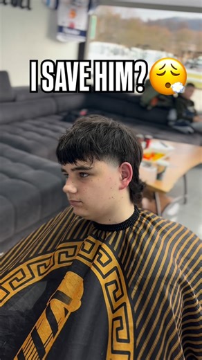 Andrej Hakeľ - Barber💈 on Instagram: "I save him?😮‍💨🔥 (dám tutorial na mullet?) napíš do komentu 🫶🏽📩 . . . . . . . . . . . #barber #change #fresh #cut #mullet"