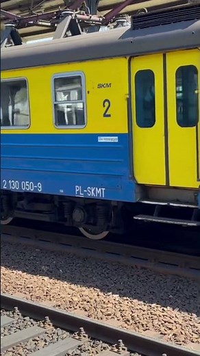 EN71-052 (SKM Trójmiasto) w Gdańsku Głównym na linii S1 do Gdańska Śródmieście.