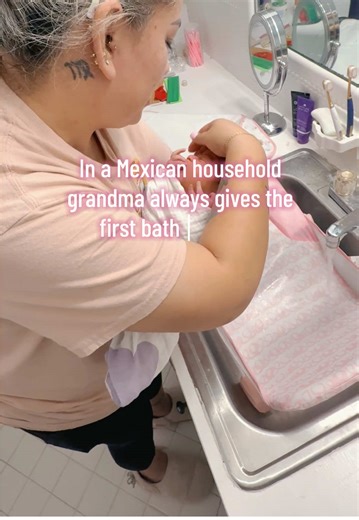Grandma’s Essential Role in Baby’s First Bath