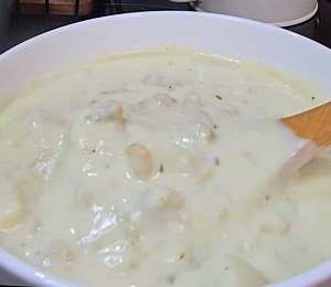 COPYCAT RED LOBSTER CLAM CHOWDER Here's a copycat recipe for Red Lobster's famous clam chowder: Ingredients: 1/4 green onion (white part only) finely chopped 2 cloves garlic, minced 1/3 cup celery, finely chopped 1 cup heavy cream 2 cups whole milk 1 1/2 cups potatoes, peeled and diced 2 cans clams, drained and chopped (reserve juice) 1 bottle clam juice (236ml) 1/4 cup flour 1/3 cup butter Salt to taste 1/4 teaspoon white pepper 1/4 teaspoon thyme (optional, for flavor) Instructions: 1. Cook th