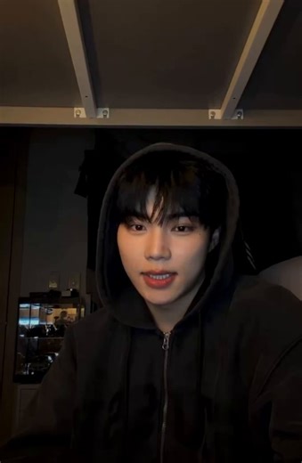 gunwook’s entire younger ones and older ones discourse 😭 https://t.co/46WgdvRTyL💬 how does it feel to be fluttered by a younger guy? 🧸 it was nice. he was cute.💬 you're so harsh toward younger girls though🧸 when was i ever harsh to younger girls~ it’s just my own way of doing things. i’m sorry… no, but i like younger ones! it’s just that "younger" feeling is awkward…💬 you’re always like "noona, noona" and you put up a wall against younger people🧸 when did i do that~ there you go again, sa