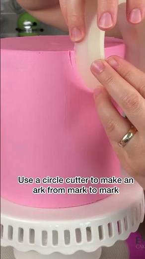 How to pipe perfectly spaced buttercream ruffles. #buttercream #cake