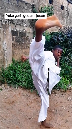 Karaté traditionnel : Yoko geri en action 💯🔥