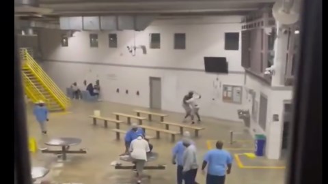 Inmate Beef: 1 On 1 Fight Goes Down In Prison!