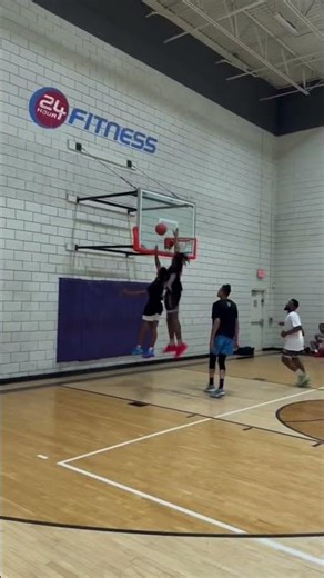 How did his leg even bend like that?! 🫣 🎥: