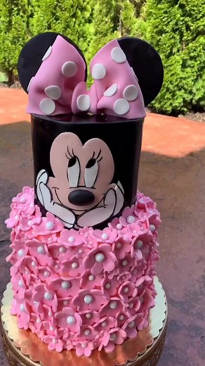 Minnie Mouse Cake Decorating Tutorial