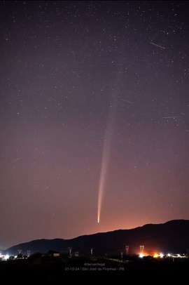 Stunning time-lapse video shows an incredible comet amidst a star-filled sky