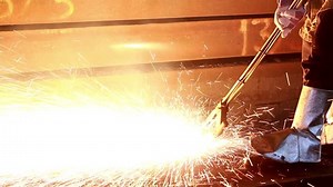 clip-8779390-industry-steel-slab-scarfing-tending-fire-spread
