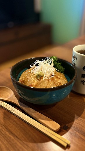 【なんか料理上手くなってない？】鯛茶漬けを作る、妻のしもべ #とっくん #料理 #声真似 #海鮮 #鯛茶漬け 【材料】 ・タイ柵 300g ・水 300ml ・氷 5粒 ・塩 小さじ2 ・うま味調味料 小さじ1 ・白胡麻 大さじ2 ・みりん 100ml ・旨口醤油 80ml ・出汁醤油 20ml ・大葉 4枚 ・長ネギ 1/4 ・白米 適量 ・ワサビ お好みで ■『とっくん愛智のあじラジオ』 放送日：2026年4月4日（土）より 毎週土曜 18時30分～18時55分 放送局：エフエム福岡 ・スマホ視聴はコチラ https://radiko.jp/r_seasons/10032645 ・番組公式X https://x.com/aji_fmfukuoka?s=21 ・番組公式Instagram https://www.instagram.com/tokkunaichi_aji/ ■書籍出版中！ 雑誌連載 ・ソワニエ https://amzn.to/4duh1ip レシピ本 ・ビールめし2 https://amzn.asia/d/1mKdpPV ・ビールめし https://amzn.asi