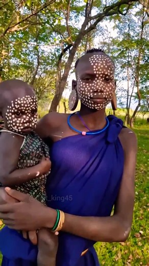 How Women Of African Tribes Wear Plates In Their Ears. #shorts #waxprint #africanlace #iwearafrican