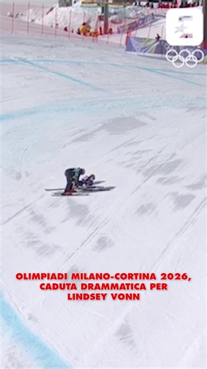 ⛷️Durante la discesa libera a Cortina, Lindsey Vonn è stata protagonista di un momento drammatico. Subito dopo il via, nei primi secondi di gara, l’atleta americana ha perso il controllo degli sci ed è caduta violentemente prima ancora di raggiungere il primo intermedio. L’impatto con la pista è stato immediato e duro. Nel parterre e in zona d’arrivo è calato il silenzio: dagli altoparlanti non arrivavano più commenti, mentre dalle piste si sono sentite chiaramente le grida di dolore della campi