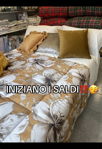 ✨ Sono iniziati i saldi! ✨ Avvolgiti nel comfort della nostra trapunta in velluto floreale da 350gr, morbida, calda e raffinata 🌸 Disponibile in due eleganti varianti di colore, ocra e tortora. #saldi #homedecor #trapunte 📲3894669209 📍Via Luigi Capozza 8, Casarano (LE) http://www.emanuelehomedesign.com
