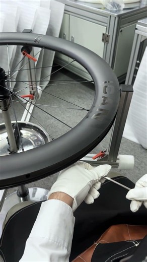 【製造工程⑤】AERO 63Ⅱカーボンホイール｜ニップル最終締め付け・テンション調整