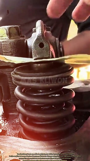 Ce mécanicien présente une méthode originale pour vérifier le jeu aux soupapes d'un moteur.