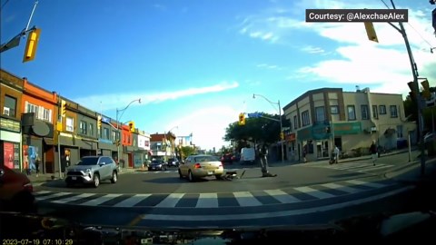Video shows moment Toronto cyclist struck by vehicle in Toronto