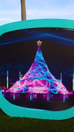 Holiday in Paradise is back on The City of West Palm Beach waterfront featuring the iconic Sandi the Holiday Sand Tree - the world’s only 35-foot, 700-ton masterpiece glowing under the tropical night sky. 🌴🎄 Stroll the waterfront, catch the nightly music-and-light shows, explore larger-than-life sand sculptures, and soak in those only-in-The-Palm-Beaches holiday vibes. ✨ #ThePalmBeaches #HolidayInParadise #SanditreeWPB #WestPalmBeach #floridaholidayevents #sandchristmastree 📍West Palm Beach, 