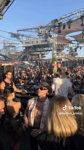 Sunday morning grooves with @future.666 at groove beach 🕺🏼🚀🏖️🖤 @HIVE Festival