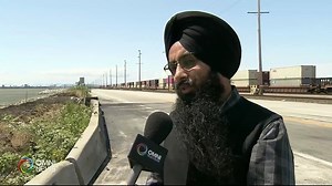 Truckers are raising concerns following a fatal truck crash at the Deltaport. ਕੱਲ ਡੈਲਟਾ ਪੋਰਟ ਲਾਗੇ ਦੋ ਸੈਮੀ ਟਰੱਕਾਂ ਵਿਚ ਹੋਏ ਇਕ ਭਿਆਨਕ ਐਕਸੀਡੈਂਟ ਵਿਚ ਇੱਕ ਪੰਜਾਬੀ ਟਰੱਕ ਡਰਾਇਵਰ, ਰਾਜਵਿੰਦਰ ਸਿੱਧੂ ਦੀ ਮੌਤ ਹੋ ਗਈ ਸੀ। ਪੁਲਿਸ ਨੇ ਇਸ ਵਾਰੇ ਪੀੜਤ ਪ੍ਰੀਵਾਰ ਨਾਲ ਰਾਬਤਾ ਕੀਤਾ ਹੈ, ਜਦਕਿ ਐਕਸੀਡੈਂਟ ਤੋਂ ਬਾਅਦ ਟਰੱਕ ਨੂੰ ਇਕ ਦੱਮ ਅੱਗ ਲੱਗਣ ਦੇ ਹਾਲਾਤ ਨੇ ਕਈ ਸੁਆਲ ਖੜੇ ਕਰ ਦਿੱਤੇ ਹਨ..... | OMNI Punjabi