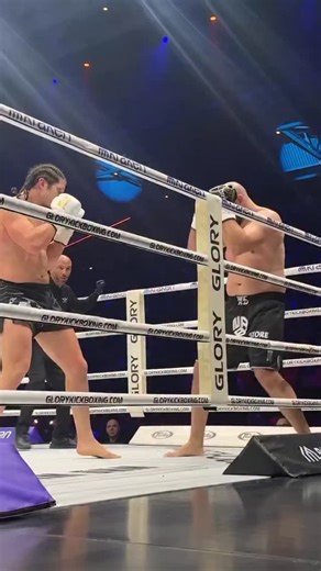 hoowlr on Instagram: "🥊 Miloš Cvjetićanin još jednom je dokazao zašto pripada svjetskoj kik-boks eliti. U četvrtfinalu prestižnog GLORY 105 „Last Heavyweight Standing“ turnira u Arnhemu, srpski teškaš je nakon tri izuzetno teške i fizički zahtjevne runde savladao Sofiana Laïdounija jednoglasnom odlukom sudija. Od samog početka meča, Cvjetićanin je pokazao hladnu glavu, vrhunsku pripremu i taktičku zrelost. Kontrolisao je distancu, pametno birao udarce i uspješno neutralisao opasne napade iskusn