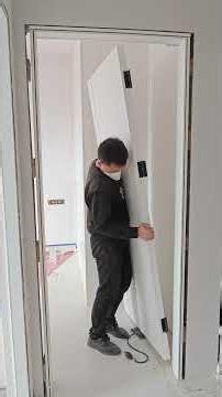 Door hanging made easy with small air cushion. #Door Installation #On-site Construction