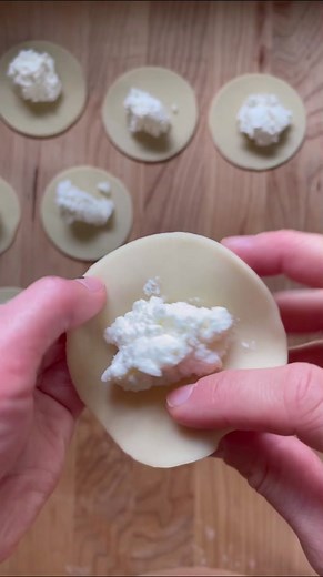 Over at the #MilkStreetCookingSchool, guest teacher @polina.chesnakova taught us this quick technique to make braided dumplings and roped edges for empanadas—a technique a “repulge” in Spanish. We found it so useful that we’re reposting her video demo! Her instructions below... 🥟 Fold your dumpling to create a half moon, and then seal by pressing the edges together with your fingers. 🥟 Starting at one corner, fold a triangle of dough from the edge down over itself. Pinch to seal, extending tha