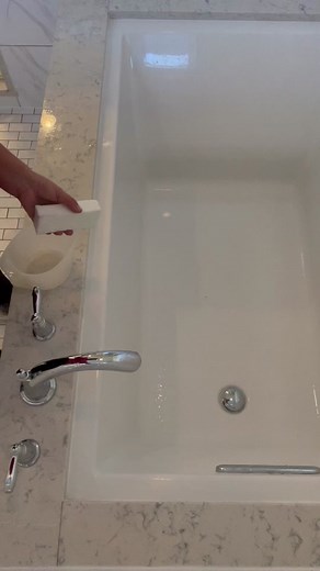 Cómo limpiar una tina de baño de manera práctica y sencilla