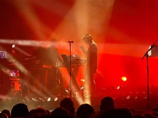 Now last night I had the joy of seeing three people playing synths on stage at the same time (see first picture, although it’s possible that the bloke on the right might be miming 😘), which really doesn’t happen very often. You know what’s better than three people playing synths on stage at the same time? Yup - you guessed it. Four people playing synths on stage at the same time!!! (See second picture) Tickets for our Synthmas Spectacular at the Craufurd Arms on the 13th December are selling fa