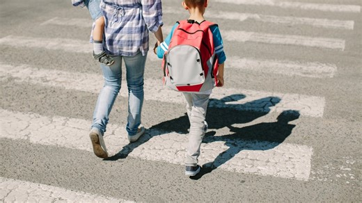 "Des gens ont essayé de soulever le bus" : un enfant de 7 ans mortellement percuté par un car de ligne sur le chemin de l’école