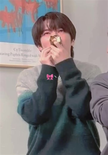 恵方巻き食べてる辰哉くん愛おしすぎる⸝⸝o̴̶̷̥᷅ ̫ o̴̶̷̥᷅⸝⸝ ⟡.· ⎯⎯⎯⎯⎯⎯⎯⎯⎯⎯⎯⎯ ⟡.· #深澤辰哉 #SnowMan #スノ担さんと繋がりたい