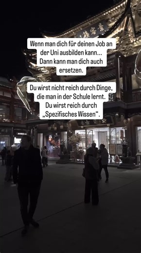 Philipp Wörgötter | Business Realist 👁️ on Instagram: "Naval Ravikant über das Geheimnis von hohem Einkommen. 👇 1. Was ist spezifisches Wissen? Es ist Wissen, das man nicht trainieren kann. Wenn man es trainieren könnte, könnte man jemanden anderen billiger anlernen oder eine KI programmieren. Spezifisches Wissen entsteht aus deiner einzigartigen Neugier + deiner DNA. 2. Play vs. Work: Für dich fühlt es sich an wie Spielen. Für andere sieht es aus wie Arbeit. Beispiel: Joe Rogan (MMA + Comedy