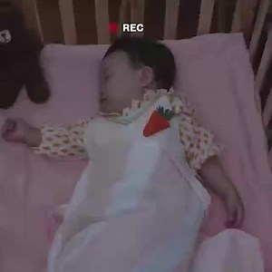 带娃好物 | 找了一个小超人🦸‍♂️暗中保护你 以前常听家里老人说“不养儿不知父母恩” 有了团子后我终于从内心深处了解这话的含义 不止时时刻刻在宝宝👶🏻身边 连有自己的空间都是一件奢侈的事情 现在请保姆又太贵，关键怕遇到不靠谱 幸好发现了一个宝藏好物海马爸比的AI宝宝监护器 只需一个手机，一个监护器 宝宝的一举一动都会实时链接到手机里 宝宝有什么突发状况手机都会马上提醒你 还有24h的回放和语音对讲 最让我心动的还是五大智能AI功能 💛AI智能辨别啼哭声 在宝宝睡醒哭闹的时候能检测到 哭了就会传输到麻麻手机里做出提醒 还能播放▶️音乐给宝宝听 可以暂时安抚一下宝宝 💛AI睡眠记录 记录下宝宝👶🏻的睡觉时间 再去合理的安排宝宝睡眠的点 这样才能培养好宝宝睡眠的好习惯 💛AI虚拟围栏 可以在手机上提前设置一个安全围栏 只要宝宝走出这个范围麻麻手机就会发出提醒 宝宝要“逃狱”啦 💛精彩瞬间抓拍 可以抓拍到宝宝各种搞笑画面 经常拿出来翻看，感慨宝宝不知不觉长大了不少 在手机里看着你甜甜的睡 是世界上最幸福的事了 现在有了它我可以愉快的在客厅刷抖音煲剧啦 真的太快乐了 #Sim