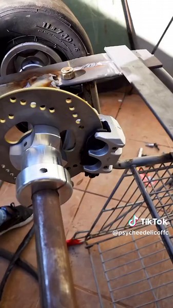 Instalando o freio e o acelerador no carrinho de mercado