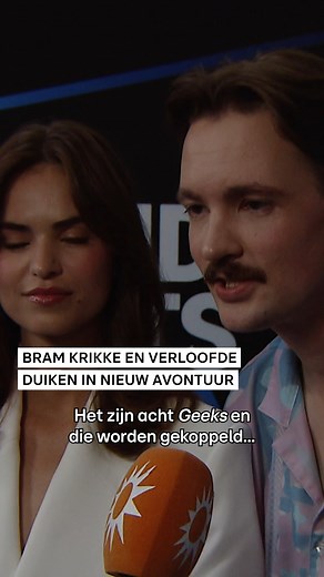 Twintig jaar geleden keken we massaal naar Beauty and the Geek en nu is de realityshow terug! Het nieuwe seizoen krijgt een wel heel leuk presentatieduo: Bram Krikke en zijn verloofde, model Robin Holzken. Dé perfecte match voor deze show. 🤓 | RTL Boulevard