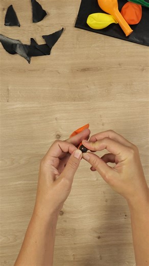 Halloween-Kürbis ganz ohne Schnitzen: Dieser kreative Grusel-Kopf entsteht ruckzuck aus einem orangenen Luftballon. Eine Murmel sorgt dabei für Standfestigkeit. Dekoriert wird hier ganz einfach mit schwarzem Transparentpapier. So gestalten deine Kinder ihre ganz individuellen Fratzen und Gesichter 🎃 Ideal als gruselige Tischdeko oder für die Halloween-Party in der Kita, der Schule und zuhause. Nichts wie losgebastelt 🤩 Mehr Infos hier: https://jetzt-kommt-kurth.de/bastelecke/halloween-kuerbis-