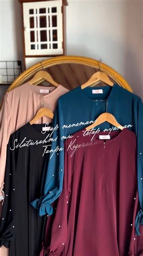 DROOMI on Instagram: "LEBARAN ANTI BADMOOD!!! SILATURAHMI NYAMAN DAN TENANG!!! Droomi akhirnya mengeluarkan Sarimbit Anti UV Airteck, Ironless , Dingin, Lembut, Flowy & Pastinya Nyaman digunakan seharian tanpa takut bau!!! Material : Airtech Anti UV - Anti Ultraviolet 🍃 Super Lembut ❄️ Dingin Saat Tersentuh Kulit 🫧 Ringan Namun Tidak Melayang 🖇️ Perawatan Sangat Mudah 👗 Memberikan Kesan Mewah & Elegan dengan Flowy Material yang baik Terdapat 4 pilihan warna yang b