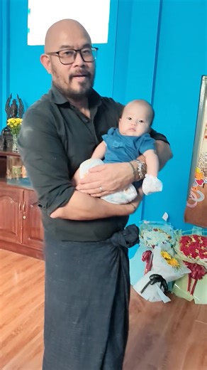 ကလေးထိန်း တစ်ယောက်တိုးပါတယ် စုစုပေါင်း အဖေရော အမေရော အပါအ၀င် ကလေးထိန်း 5ယောက်ပါ 😆😆🤭🥰😍ဘုန်းသုတဟိန်းကို နေ့ရော ညရော ထိန်းနေရပါတယ် မေမေကတော့ 24 hours run နေရပါတယ်😆😆@ဦး ရဲ့ မီး 🌻 @မီး ရဲ့ ဦး (official account) #singapore #japan #spain #thailand🇹🇭 #fypシ゚