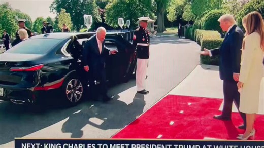 🇺🇸🇬🇧Donald Trump semble être tombé sur un os.Alors que le Roi Charles III du Royaume-Uni arrive pour une rencontre officielle, Trump a de nouveau tenté une poignée de main gênante.Dommage pour lui, Charles III n'a rien lâché et semble avoir une poigne de fer. Le roi l'a même bien fixé dans les yeux, la mâchoire légèrement serrée, dans un moment apparemment tendu, malgré le protocole extrêmement sérieux de la rencontre.Il faut dire que le roi Charles III, du haut de ses 77 ans, est un jeunot 