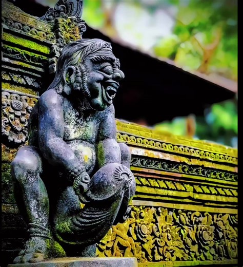 🌿🐒 **Explore the Enigmatic Monkey Sanctuary Forest in Ubud** 🌿✨️ Nestled in the heart of Ubud, Bali, this intricately carved statue, with its playful yet protective expression, stands as a symbol of the island's rich cultural and artistic heritage. 🏛️ The **Monkey Sanctuary Forest** is not just home to mischievous monkeys, but also to these fascinating works of art that tell the stories of ancient beliefs and mythology. 🐒✨ **Did you know?** These statues often represent guardians, placed ar