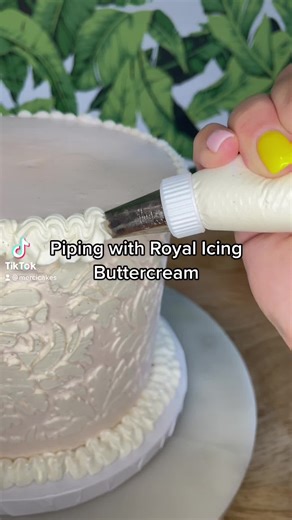 Cake decorating with Royal Icing Buttercream #buttercream #cakedecorating #itsreva #cake #caketok
