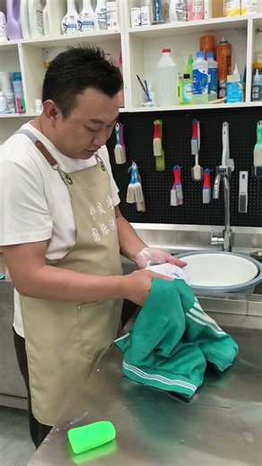 These are very practical tips. Those who are interested can try it out. # School uniform cleaning #