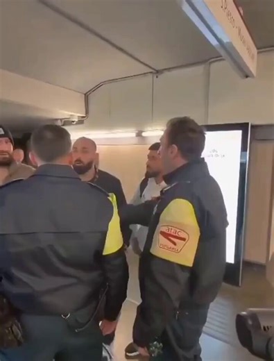 🚨 🇮🇹 Italie : Le youtubeur Simone Cicalone s’est fait sauvagement tabasser dans le métro de Rome. Il essayait de filmer en caméra cachée des pickpockets migrants en train de détrousser des touristes. Dès qu’ils l’ont repéré, ils l’ont attaqué violemment.