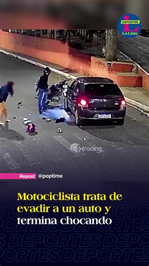 Por fortuna, salieron ilesos: un motociclista trató de evadir un auto que venía en dirección suya, pero los dos dieron el volantazo al mismo lado y terminaron por estamparse. Gracias a que el golpe no fue tan fuerte, el motociclista y su acompañante salieron ilesos, pero reclamaron al automovilista por el accidente.