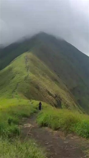 #fyp #anakdara #gunung #trailrun #pemdaki enak polll 🥶🥶🥶@Ayis