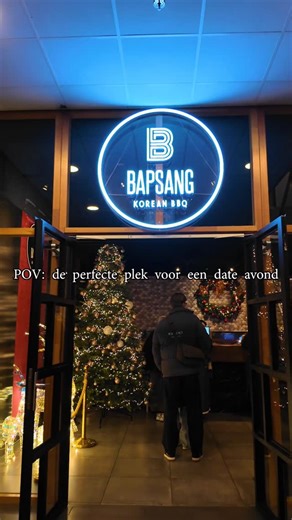 Mathijs Leonard Fitters on Instagram: "Dankbaar om mijn gezin te zien lachen, genieten en samen te zijn met de Heer in ons midden. Dat zijn de momenten die tellen. We mochten dit beleven bij @bapsang_bbq in Utrecht. Niet zomaar uit eten, maar echt samen aan tafel, waar de BBQ je tafel is 🔥 All you can eat & drink, een ontspannen en vrije sfeer, en zó veel verschillende heerlijke gerechten en drankjes om te delen. Maar boven alles: dankbaar voor Gods nabijheid, voor tijd met elkaar, voor vreugde